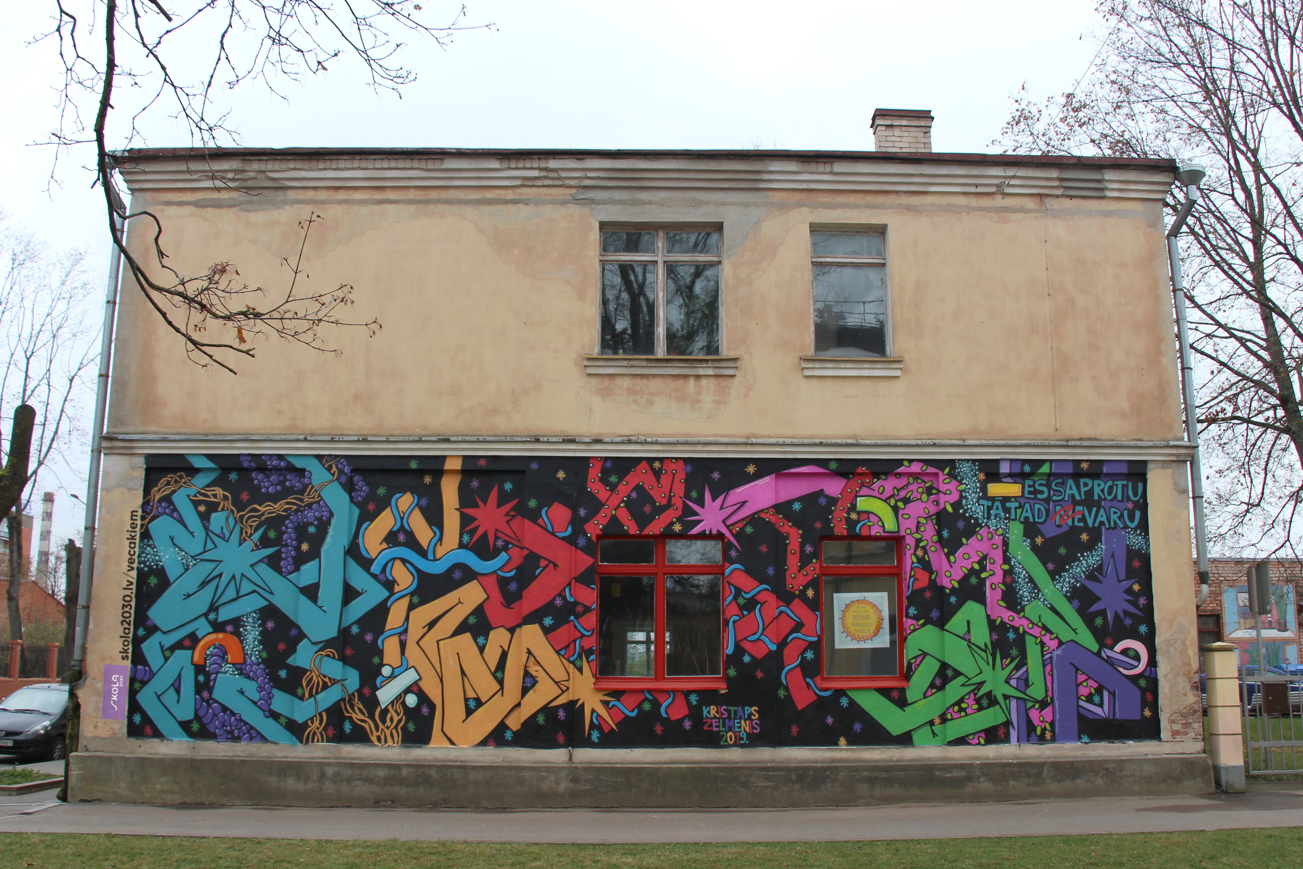 Mākslinieks Kristaps Zelmenis kopā ar Daugavpils 3. vidusskolas un Daugavpils Dizaina un mākslas vidusskolas “Saules skola” skolēniem ir radījis sienas zīmējumu, radošā veidā uzsverot – būtiska ir kvalitatīvas izglītības pieejamība katram skolēnam Latvijā.